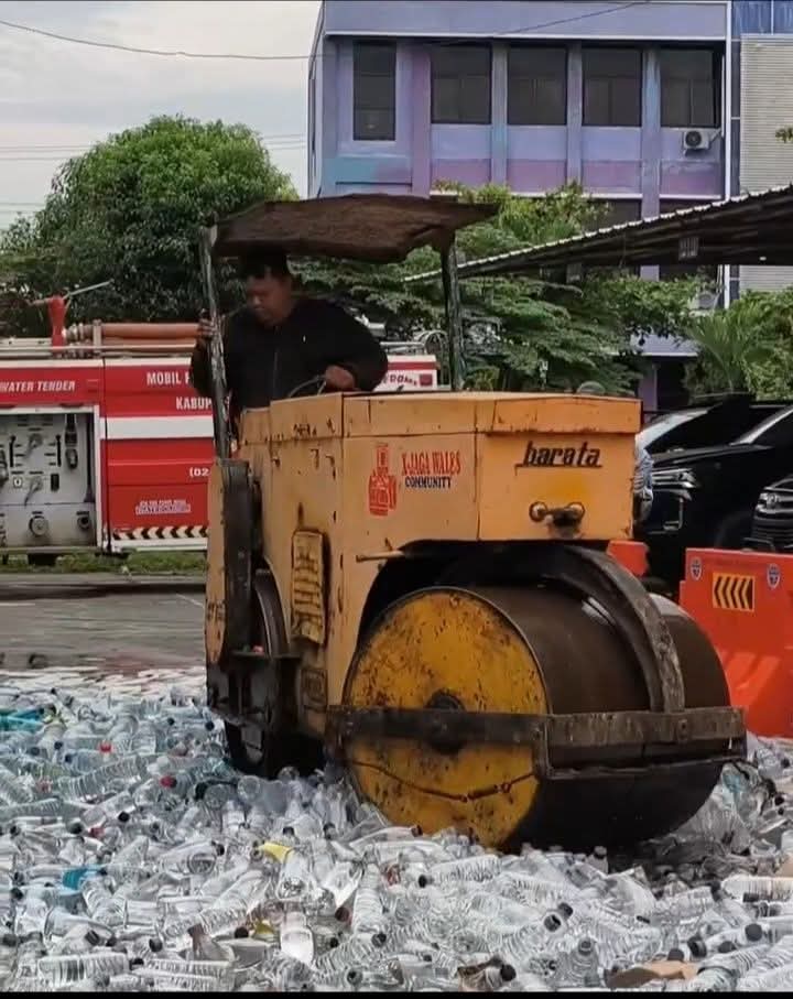 Pemusnahan Barang Kena Cukai Ilegal di Demak