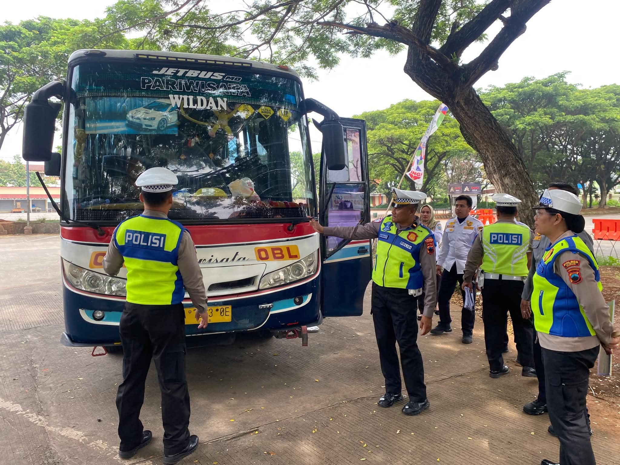 Dalam Rangka Ops Zebra Candi 2025, Polres Kudus Gelar Ramp Check di Terminal Bakalan Krapyak